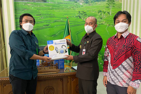 UAI Beri Bantuan Produk Inovasinya PAPR Yang Dikenal Dengan Nama Respira Kepada RS Mitra
